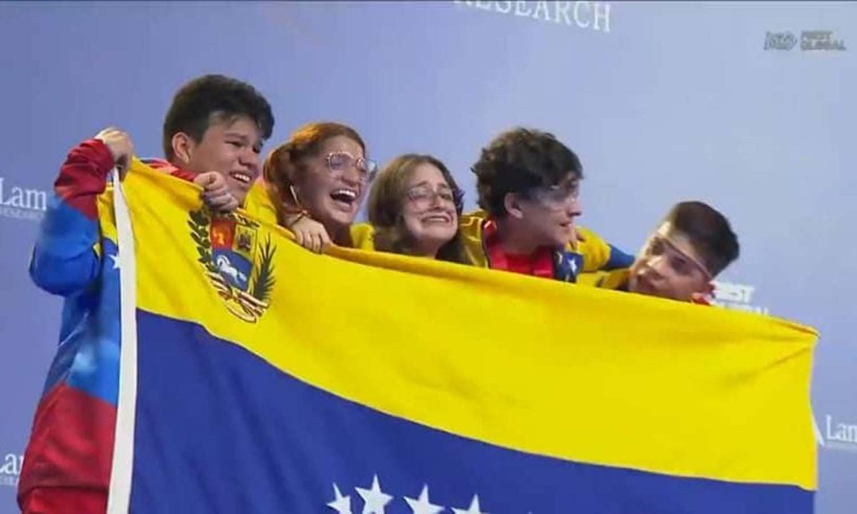 infopublicave's tweet photo. 📢Cinco jóvenes zulianos del Team #Venezuela, auspiciados por la Gobernación del #Zulia, se titularon campeones de robótica con el robot Kashi, en el Mundial Firts Global Challenge, realizado en #Singapur. 

📌 @laverdadweb https://t.co/GEhwg0alir