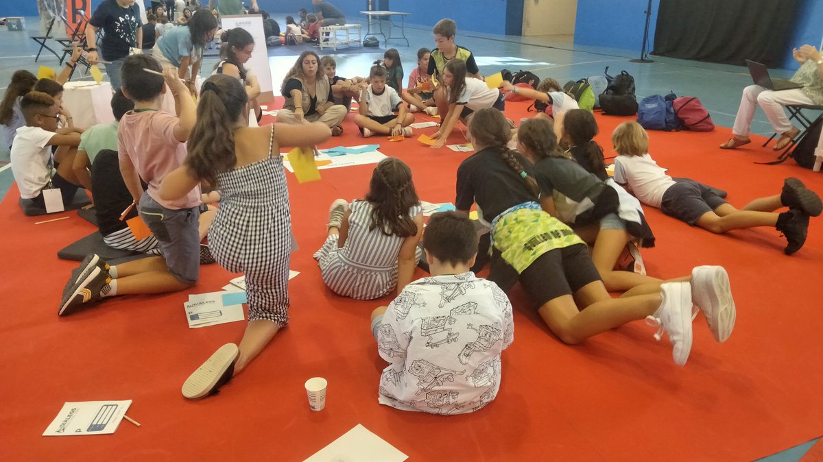 NeusGallartJosa's tweet photo. Una delegació 4tPRI d l'@e_santaanna assisteix als #dialegseducació2030
Aprenentatge amb sentit, dialògic,constructiu, creatiu, respectuós i amb gran responsabilitat x promoure diàlegs amb l'alumnat d tota l'escola mitjançant Consell d'Infants
#ProjecteVeus
@catesco
@educaciocat https://t.co/C0f0nmMgC0