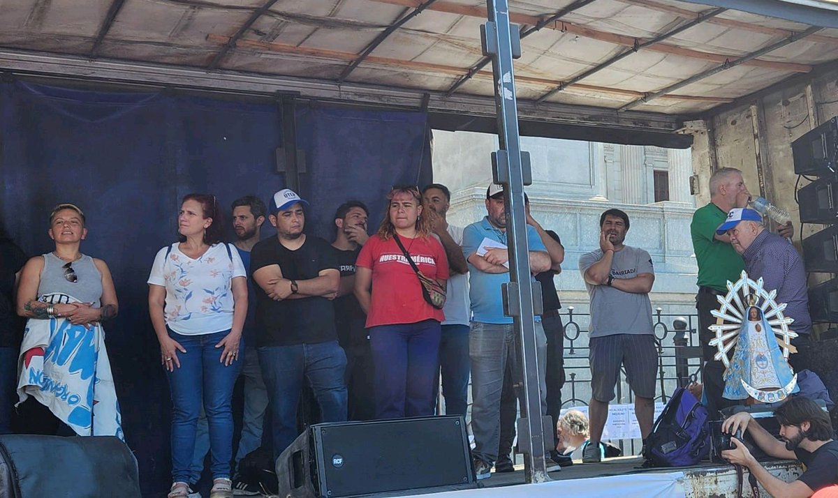 viral_line's tweet photo. 🙌🏼 Estamos ahora mismo frente al congreso, luchando por la quita del IVA a los productos de primera necesidad. 🥦🍞 #AlimentosParaTodos https://t.co/sQAUL3vNSR