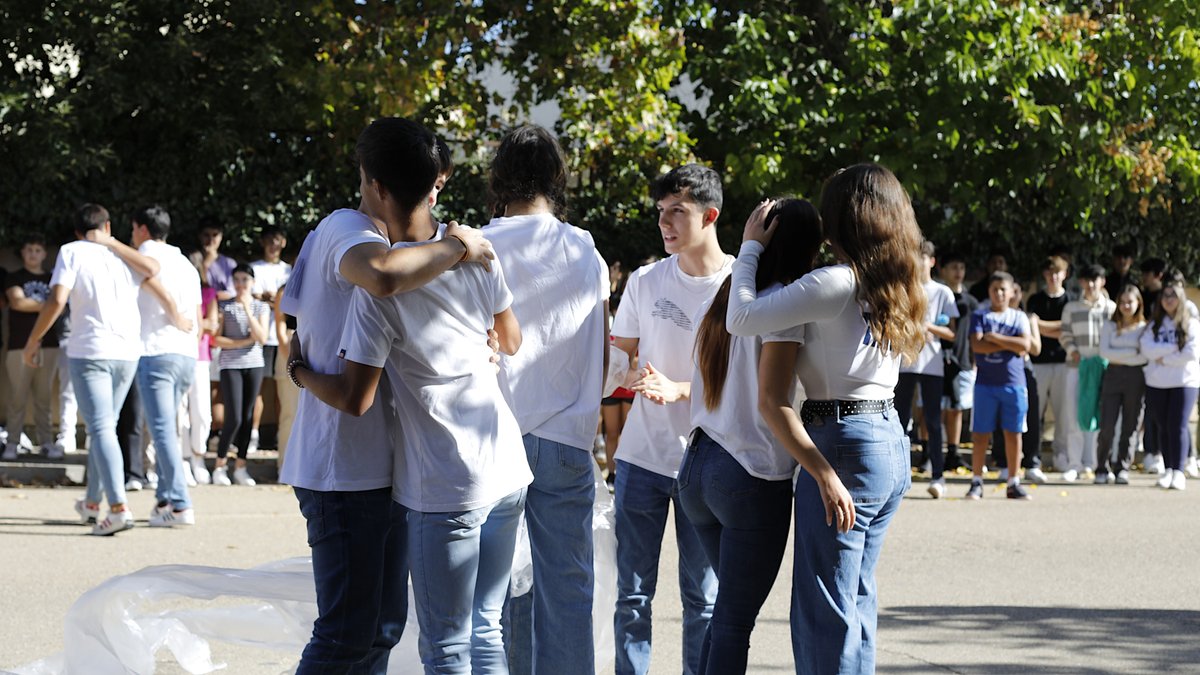 #performance de nuestro grupo Melpómene en el #DíaMundialdelaSaludMental @IESTierraCampos #SaludMental #SaludMentalEspaña #SaludMentalDerechoUniversal @educacyl @cfiebenavente @cfiezamora @UNICEFCyL @saludmentalcyl @consaludmental