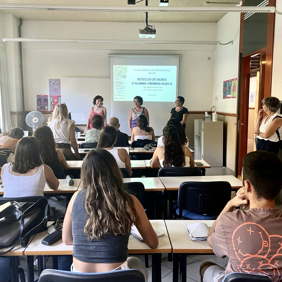 UniBarcelona's tweet photo. #SalutUB | ⚠️ El suïcidi és la primera causa de mort entre els joves. En el #DiaMundialSalutMental, volem recordar-te que no estàs sol. Si tens pensaments suïcides o coneixes algú que se senti així, la #UniBarcelona et pot ajudar.

🫂 Fins a l’11 d’octubre, el Campus Mundet i @EsportsUB acullen les jornades #TrioLaVida amb activitats adreçades a tota la #ComunitatUB, per parlar de la #PrevencióSuïcidi i la cura de la #SalutMental sense tabús. T’hi esperem!

👉 https://t.co/t1E0ANy3CJ