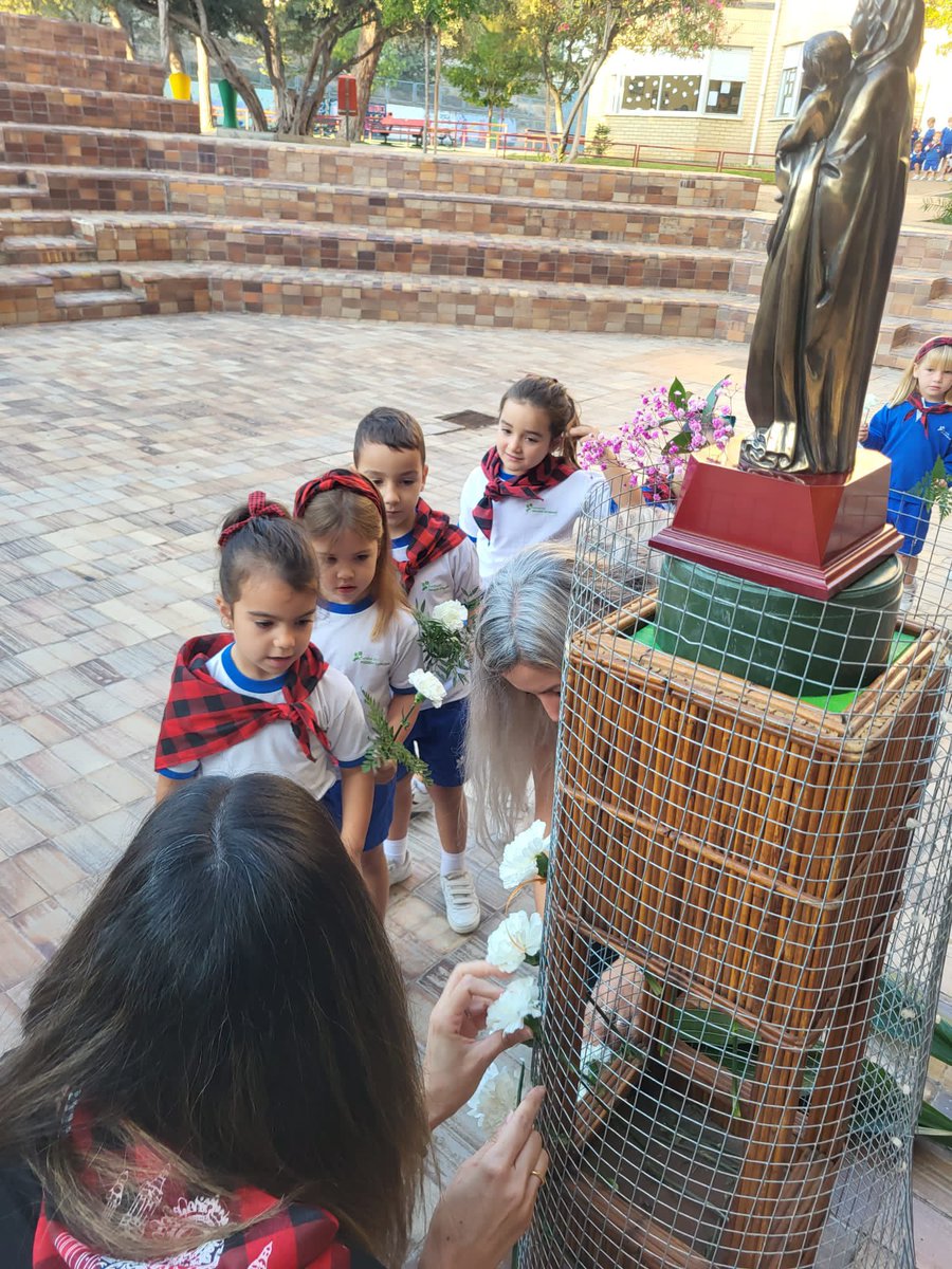 Vivan las Fiestas del Pilar!! 🥳

#OfrendaFlores #VirgenDelPilar #Fiestas #Infantil #Claveles