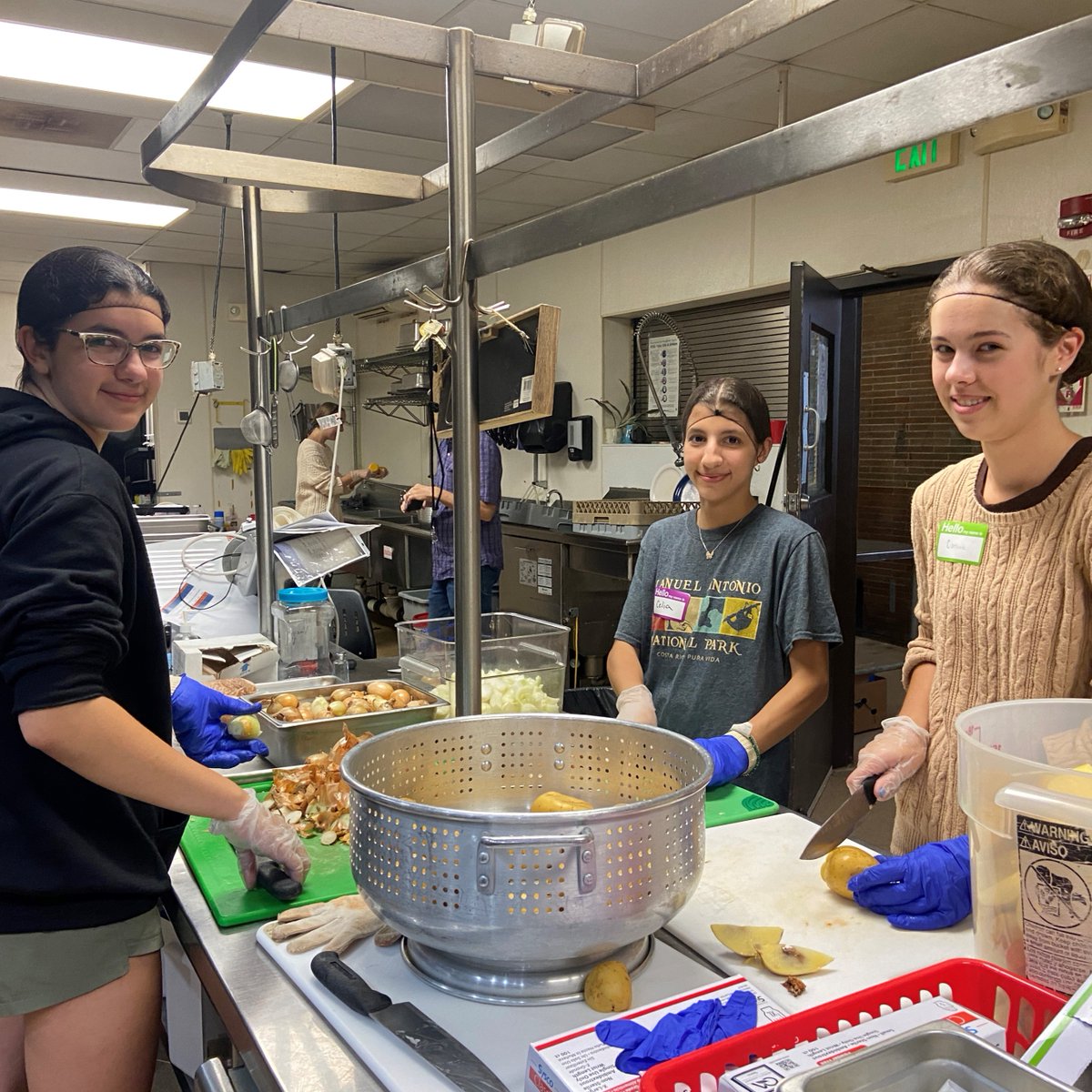 Thank you to the #StudentVolunteers from @friendsbalt for providing dinner service for the residents at The Station. Their enthusiasm, empathy, and tireless efforts remind us all of the power of giving back. 🤗