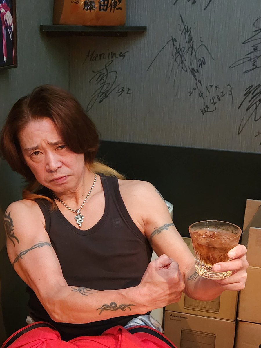 せっかくのタンクトップ❗ 普通の客が数人… かかってくる奴らはおらん