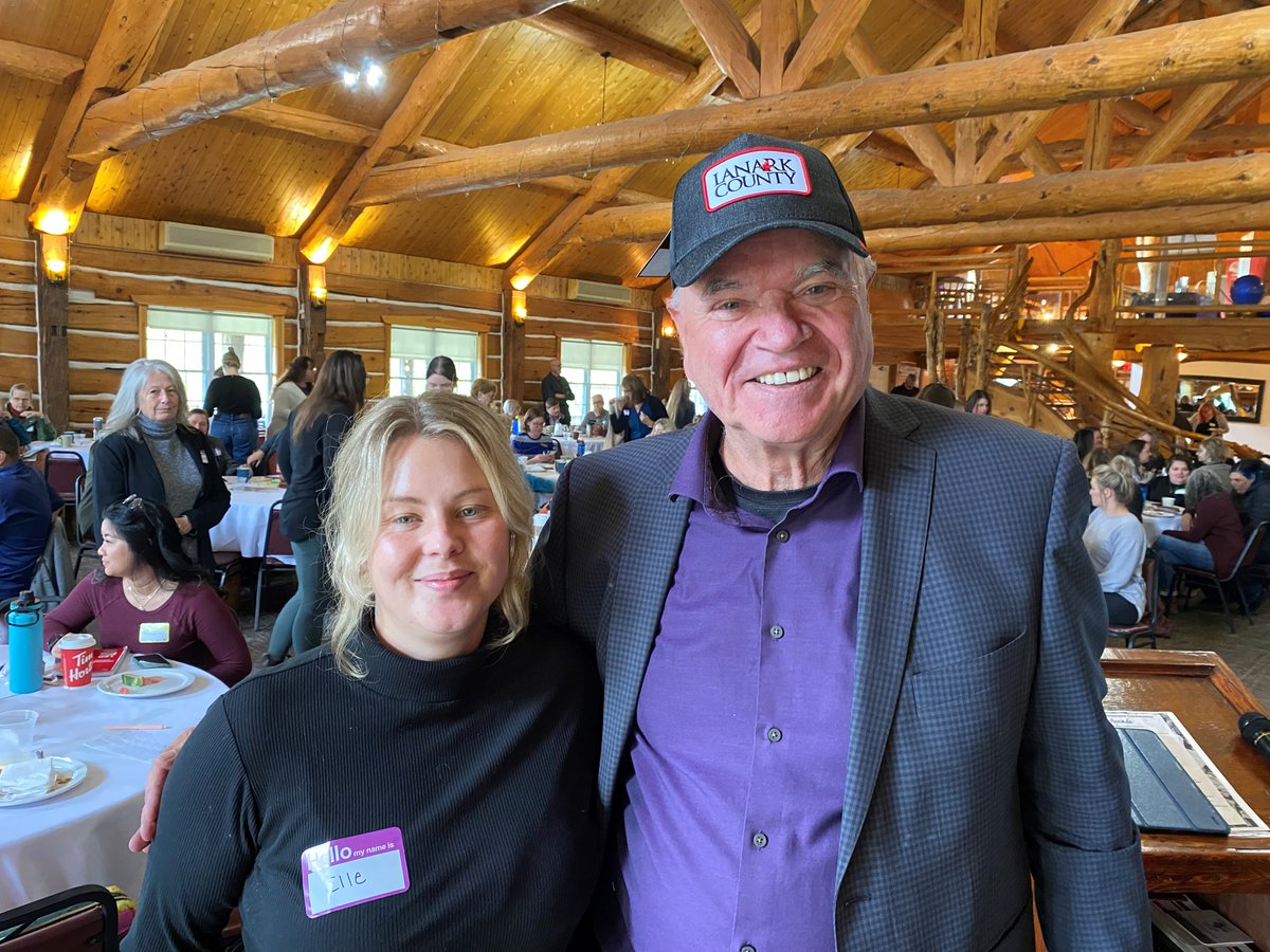 UnitedWayEO's tweet photo. Rural homelessness is often invisible and “programs work best when the mental health system is involved.” says @TimAubry, Professor at @UniversityofOttawa and Co-Chair of the @CanadianHousingFirstNetwork. With @ElleHalladay at the rural homelessness conference @UnitedWayEO https://t.co/ODWUjn4qSW