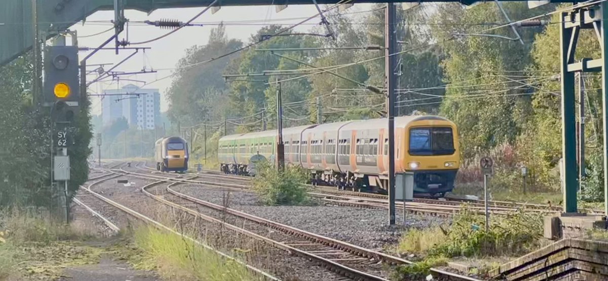 PlatformEdge1's tweet image. Centro 🤝 HST

323220 + 323221 approaches Kings Norton for Lichfield whilst 43285 approaches heading to Derby #Class43 #Class323 #HST