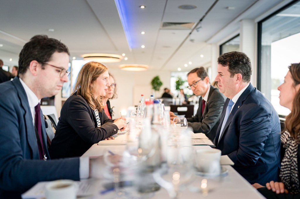 🇫🇷🇩🇪 À Hambourg, aux côtés d’@EmmanuelMacron, pour le séminaire gouvernemental franco-allemand. L’occasion de m’entretenir avec @hubertus_heil, ministre du travail allemand, afin de poursuivre le développement de nos actions pour la formation, l’emploi et les reconversions.