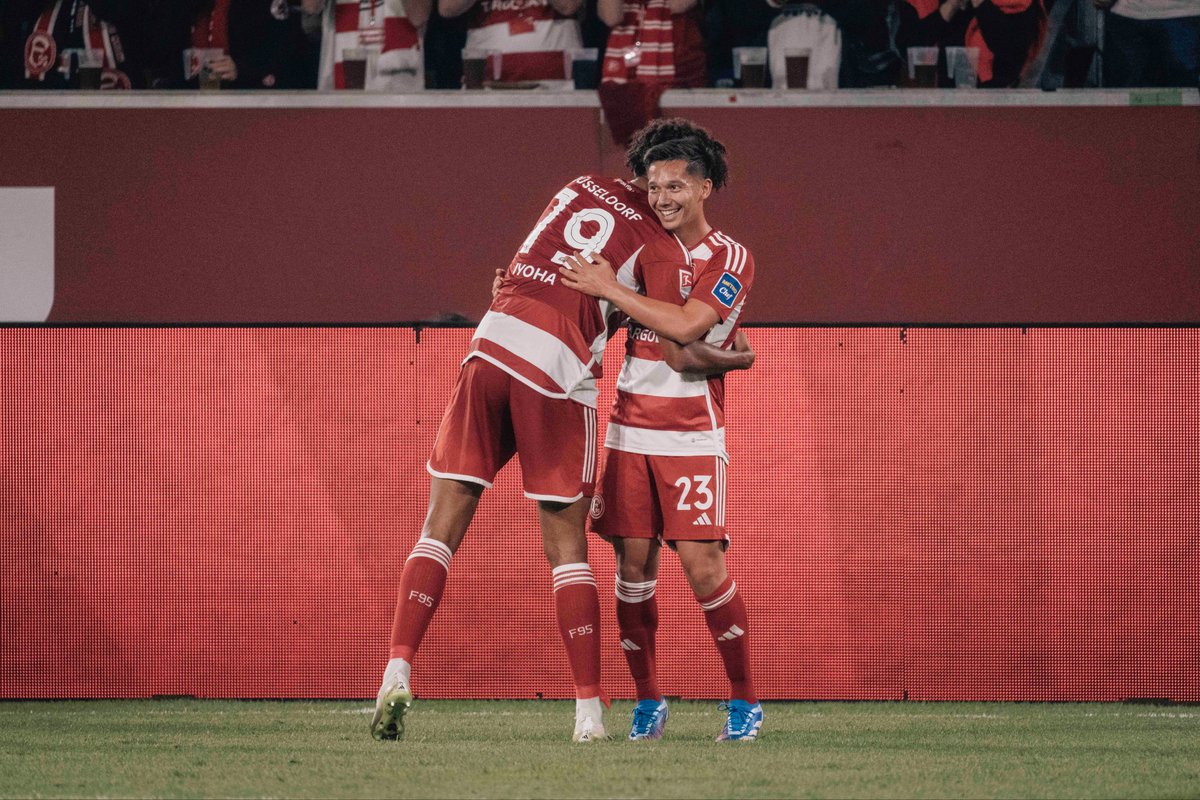 F95_jp's tweet photo. 真大 & エマ😍
先週金曜日に行われたOsnabrück戦のハイライトをどうぞ👀👉 https://t.co/DG59d7mRJj
#フォルトゥナ | 🔴⚪️ | #F95OSN | #アペルカンプ真大 https://t.co/c29QlGJlYU