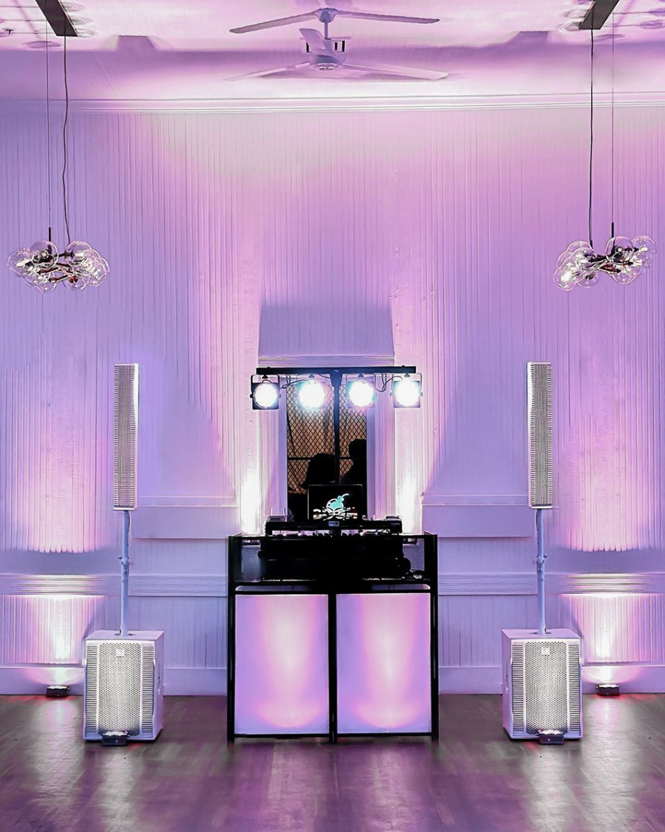 rcf_audio's tweet photo. 🟣 Neat and clean DJ setup with white EVOX 12 from Boombaptist
-
-
-
#RCFcolumntuesday #RCFaudio #ExperienceRCF #repost #speakers #portablepa #portablespeaker #liveband #dj #djgear #djequipment #djlife https://t.co/k8VMaWIqIT