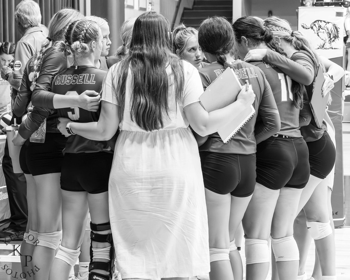 Gameday‼️
Broncos head to Larned for a triangular against Haven at 6pm and Larned at 7pm! 

#rhsvb #ALLIN