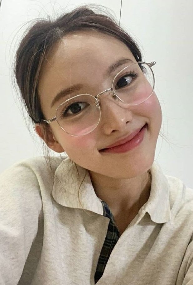 evoctvesungchan's tweet photo. "bin kalau senyum tuh yang lebar kaya gini nihhh!"
"gamau ah teh gini aja, abin gabisa senyum lebar kaya teh nay!"

#OSD #OnceSelcaDay #Nayeon #나연 #트와이스 #Twice @JYPETWICE https://t.co/VsCEJpE81w