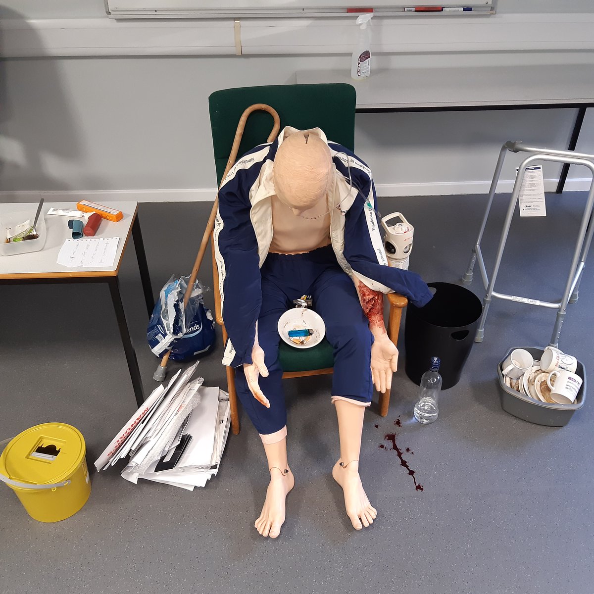 UHSimulation's tweet photo. 'End of bed' assessments for our first year paramedics.
There are at least 20 clues to help determine the health of our patient.  How many can you spot?
@UHParamedic @UH_HSK #Simulation https://t.co/Zh3rhgVytg