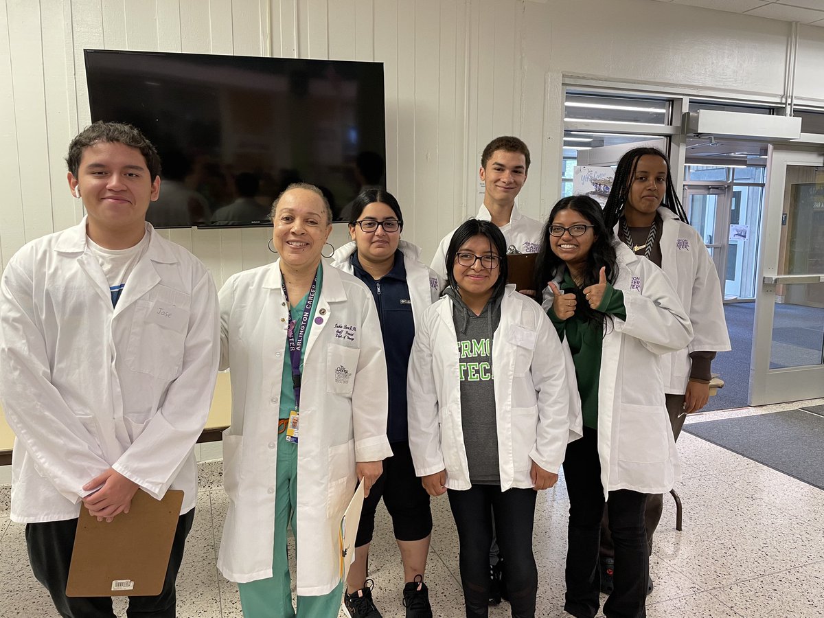 ACCPharmacyTech's tweet photo. Field trip to Giant to research selection of over the counter medications to treat common conditions based on symptoms. @APSCareerCenter @arlingtontechcc @APS_CTE https://t.co/wfa31IDkq3