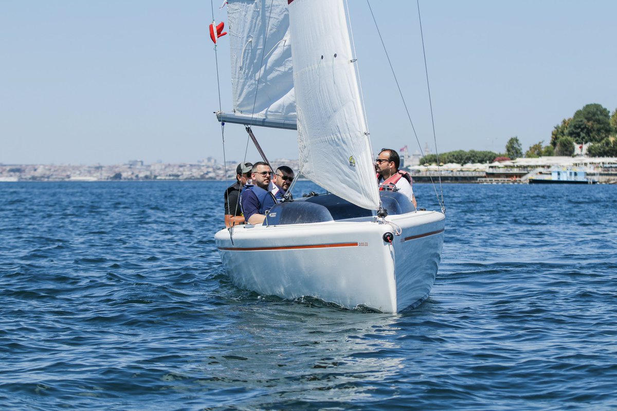⛵️ Rüzgarın Gücünü Keşfedin!

Yelkenli bir tekneyi sadece rüzgarı ve yelkenleri kullanarak deniz üzerinde istediğiniz bir noktaya götürüp getirmesini öğreneceğiniz Temel Yelken eğitimini almaya ne dersiniz?

📧  iletisim@hedefyelken.com

📞  +90 850 217 8380