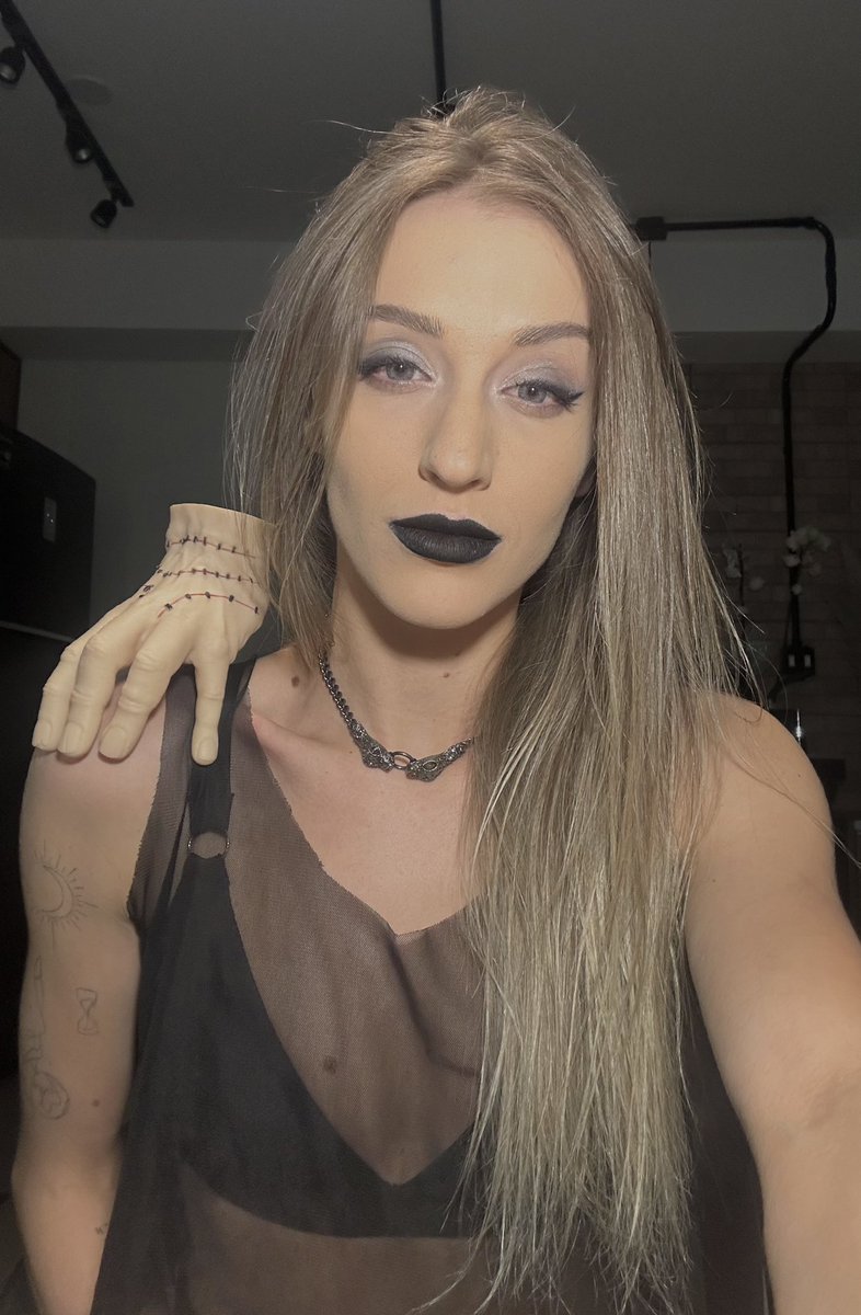 eufenones's tweet photo. eu e a coisa indo pro Halloween 👻 https://t.co/oV8u33mDCO