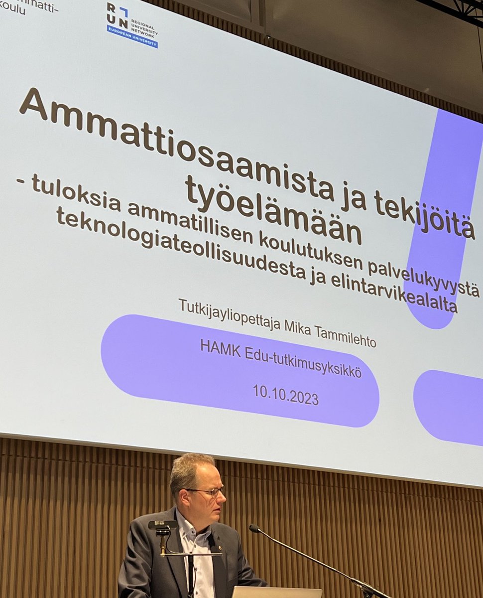 #Oppisopimus100 seminaarissa Mika Tammilehto ⁦@HAMK_Edu⁩ summaa yhteen ⁦<a href="/TechFinland/">Teknologiateollisuus</a>⁩ ja ⁦<a href="/ETL_fi/">ETL</a>⁩ #ammatillinenkoulutus palvelukykyselvitysten antia. 

❗️Miten vastataan toimialojen rajapinnoilla oleviin uudenlaisiin osaamisvaatimuksiin? 

❗️Osaamisen laatu ⬆️