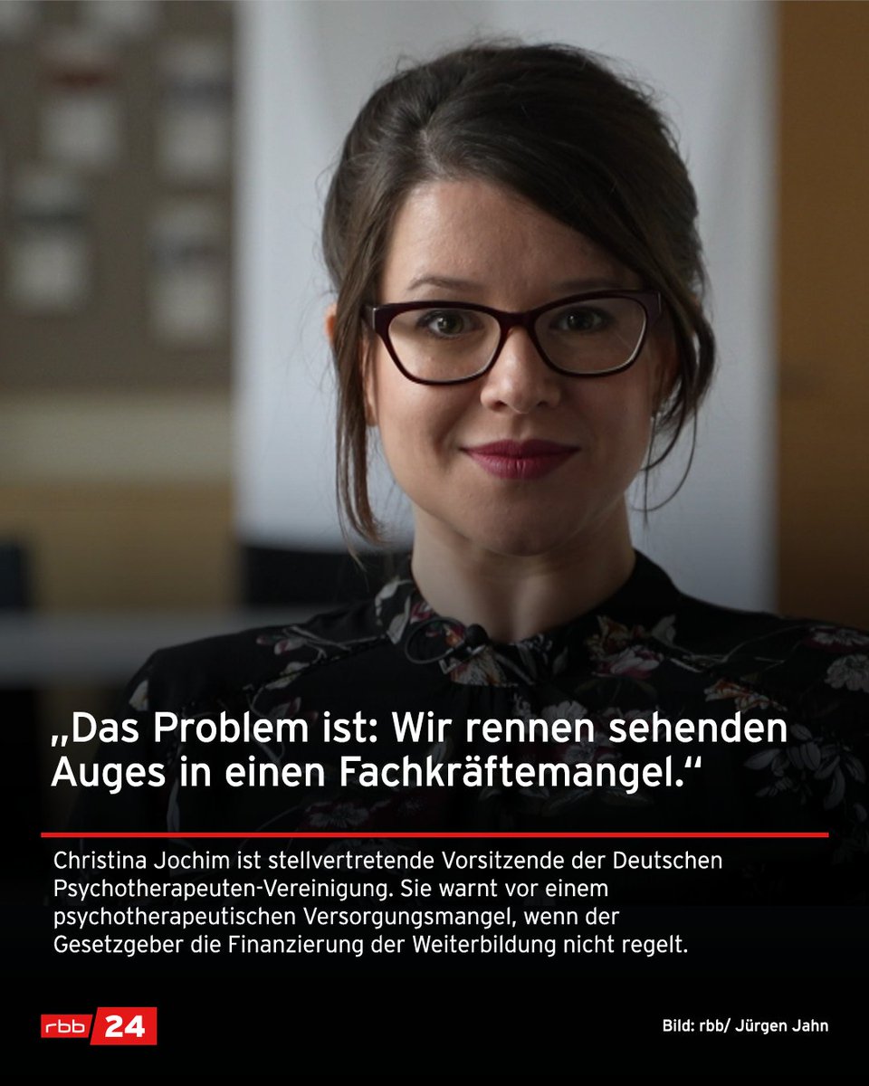 Die Wartezeiten für Psychotherapien sind lang. Die Situation könnte sich in den kommenden Jahren noch verschärfen. Denn eine Gesetzeslücke verhindert die Weiterbildung von Nachwuchstherapeuten. rbburl.de/therapeutenman…