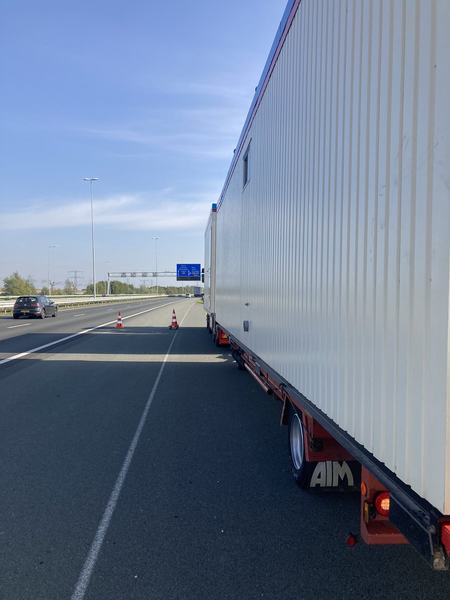 WIS_JanvA's tweet photo. #Andelst A15re 153,1 VA met woon units defect. Berger is aanrijdend https://t.co/cgmkXOKqtF