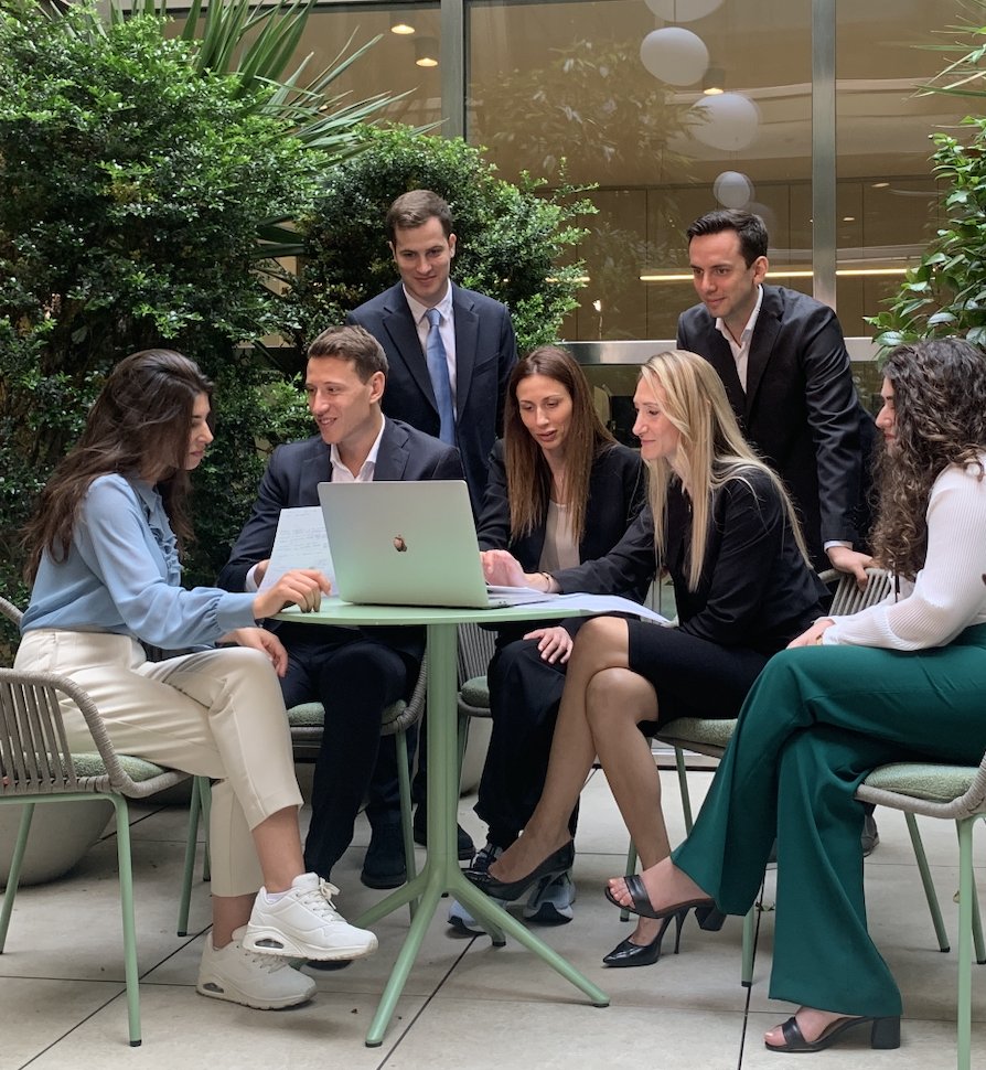 CarterBensonHH's tweet photo. Continua il racconto della nostra squadra!

Oggi vi presentiamo il team di Chiara Arosio, Partner di Carter &amp; Benson.

Professionalità e talenti che lavorano in squadra nell’ottica di raggiungere grandi risultati.

https://t.co/Hrbvyy9nlQ

#team #business #work https://t.co/OvhywVeqIt
