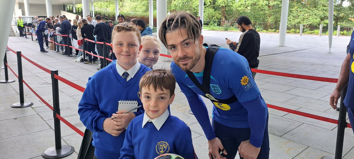 Flomellynews's tweet photo. Man City star @JackGrealish with some of our #flomelly pupils! #flomellyculturalcapital https://t.co/qPUtKip4At