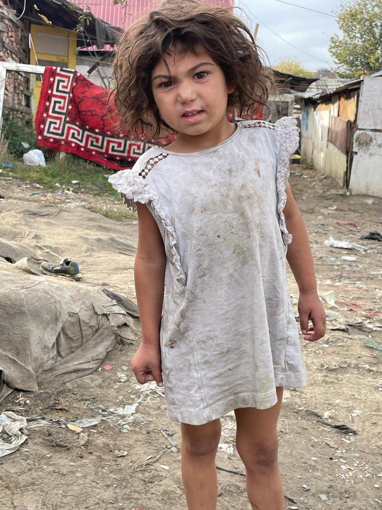 Vanmorgen bezochten we de vuilnisbelt aan de rand van de stad, waar zigeuners in krotten ‘wonen’. Zij zoeken het plastic uit het vuilnis om dit te kunnen verkopen. We hebben praktische spullen, zoals kleding en briketten, uitgedeeld.

#poorfamilyproject