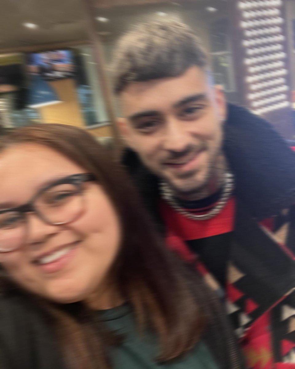 OT5Dailys's tweet photo. More of Zayn and a fan recently!

via vaneee2001 https://t.co/UFx008DAYi