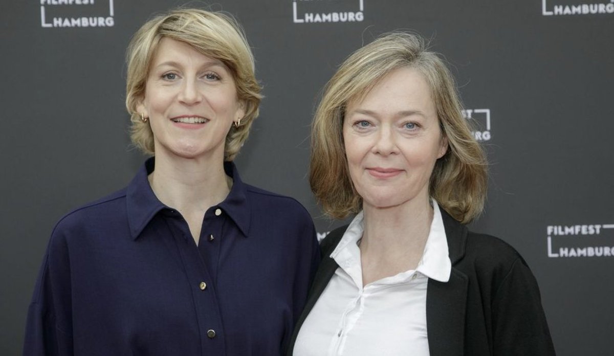 BRIEFE AUS DEM JENSEITS – Premiere auf dem @filmfesthamburg
Danke für die besonders schöne, feierliche Premiere auf dem Filmfest Hamburg, wo wir BRIEFE AUS DEM JENSEITS (ZDF/arte) in Anwesenheit von Cast &amp; Crew in der Sektion Televisionen vorführen durften.
📸: Michael Kottmeier
