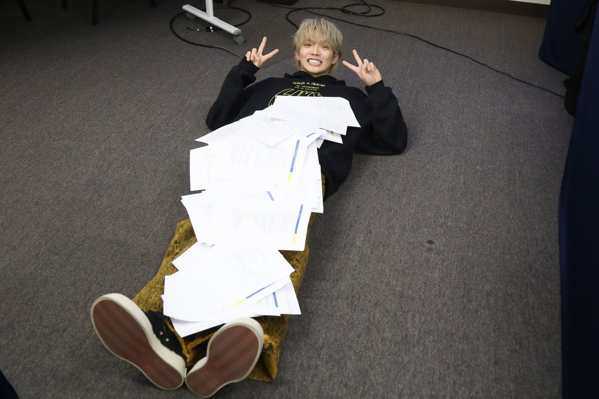 taiki__official's tweet photo. #さとぺディア
無事に全5部終わりました ◡̈  

皆さんが書いてくれた
大量の"僕の好きな所"アンケート
を掛け布団に
今日はいい夢見れそうだ😴

#FANTASTICS https://t.co/ppNi8pMsLn