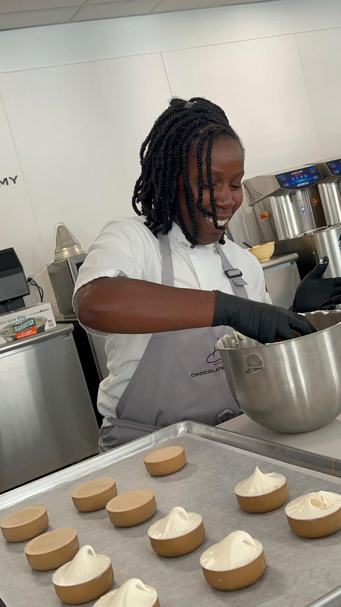 Not showing off or anything about our team of super cool industry experts, but here’s Cybake’s North America ambassador, <a href="/oprahdavidson/">Oprah Davidson</a> honing her award-winning #skills on a course at #NewYork’s Chocolate Academy. 🍫