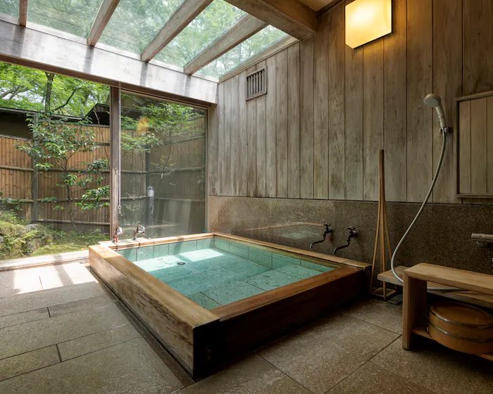 mahora___'s tweet photo. 庭の風情と静けさを感じられる老舗旅館「亀の井別荘」。樹齢200年を超える木々の緑に囲まれた庭と、すべて造りを違えた20の客室。季節の移ろいを間近に感じながら、地元の食材を活かした料理、なめらかな源泉掛け流しの温泉とともに、思い思いの時間を過ごすことができる https://t.co/oMnUlOxjHp