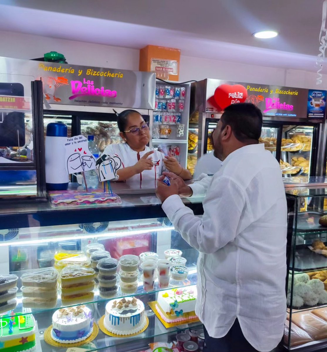 Madiedo_MIRA's tweet photo. En nuestro compromiso con todos los sectores de la economía, estamos orgullosos de apoyar a los microempresarios del sector #Panadero y #Tendero. 🍰🥖👨🍳👩🍳🙆🏻♀️🙆🏻♂️
Esto no es solo negocio, es construir tejido social, aportar desarrollo y generar oportunidades.
#MIRAConLosTenderos https://t.co/pDn5iJwRyJ