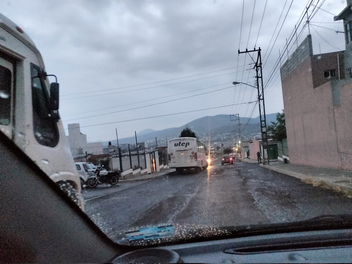 Masterardo1986's tweet photo. @qromunicipio escribo solicitando de su ayuda. En el fraccionamiento Montenegro, las unidades de transporte de personal han destrozado el asfalto y banquetas, además de que descargan personal operativo a media calle e inclusive lavan sus unidades ah��. ¿Pueden restringir el paso? https://t.co/rmmFDhiLy2