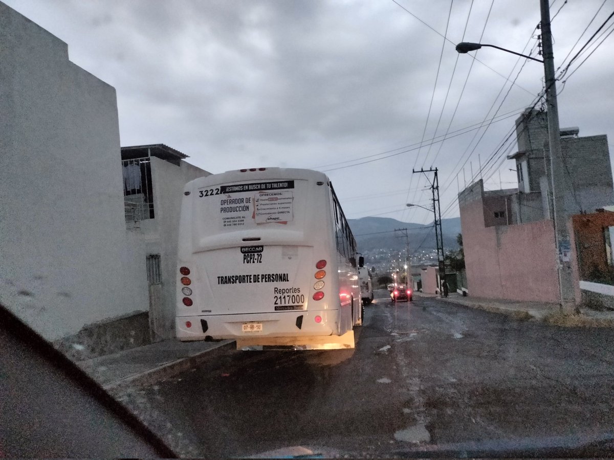 Masterardo1986's tweet photo. @qromunicipio escribo solicitando de su ayuda. En el fraccionamiento Montenegro, las unidades de transporte de personal han destrozado el asfalto y banquetas, además de que descargan personal operativo a media calle e inclusive lavan sus unidades ah��. ¿Pueden restringir el paso? https://t.co/rmmFDhiLy2