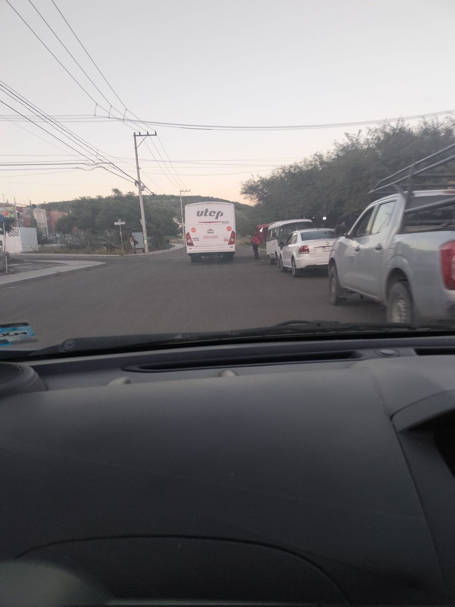 Masterardo1986's tweet photo. @qromunicipio escribo solicitando de su ayuda. En el fraccionamiento Montenegro, las unidades de transporte de personal han destrozado el asfalto y banquetas, además de que descargan personal operativo a media calle e inclusive lavan sus unidades ah��. ¿Pueden restringir el paso? https://t.co/rmmFDhiLy2