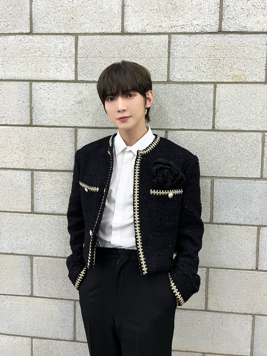 ATEEZofficial's tweet photo. [📷] SBS MTV '더쇼' 여상 MC Behind Photo
⠀
더쇼에 나타난 흑발 럭셔리 여상 왕자님👑
아름다운 여상이의 미모에 블랙홀처럼 빠져드는 중!
언제나 여상이와 화요일을 함께해 준 에이티니 고마워요🥰
⠀
#ATEEZ #에이티즈 #YEOSANG #여상 https://t.co/4DL1mWbBiU
