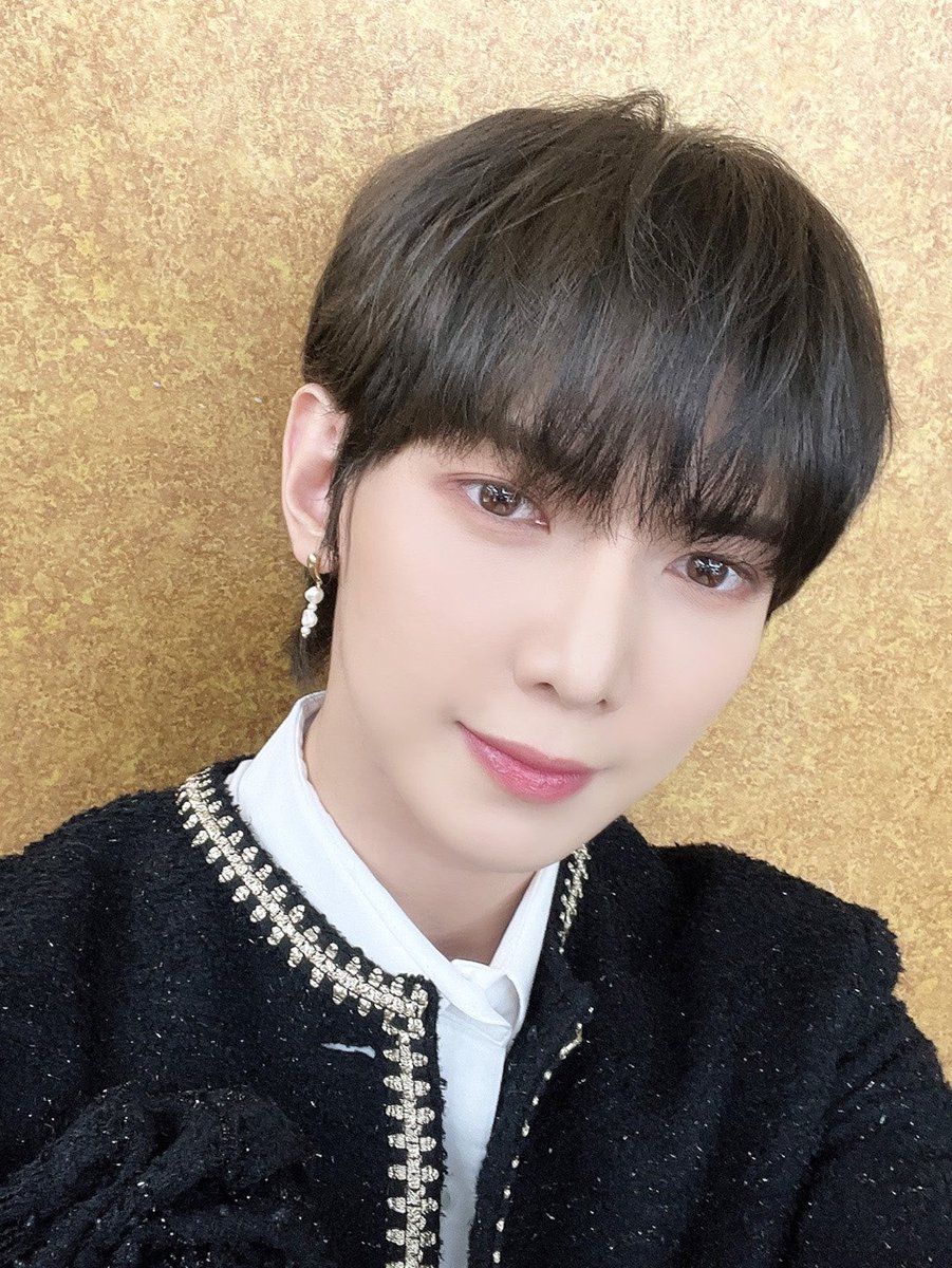 ATEEZofficial's tweet photo. [📷] SBS MTV '더쇼' 여상 MC Behind Photo
⠀
더쇼에 나타난 흑발 럭셔리 여상 왕자님👑
아름다운 여상이의 미모에 블랙홀처럼 빠져드는 중!
언제나 여상이와 화요일을 함께해 준 에이티니 고마워요🥰
⠀
#ATEEZ #에이티즈 #YEOSANG #여상 https://t.co/4DL1mWbBiU