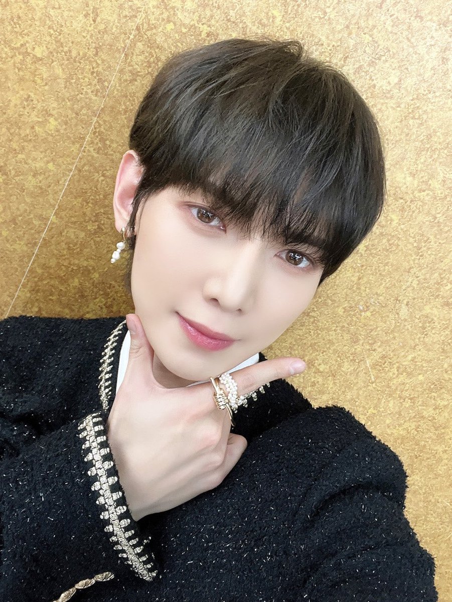 ATEEZofficial's tweet photo. [📷] SBS MTV '더쇼' 여상 MC Behind Photo
⠀
더쇼에 나타난 흑발 럭셔리 여상 왕자님👑
아름다운 여상이의 미모에 블랙홀처럼 빠져드는 중!
언제나 여상이와 화요일을 함께해 준 에이티니 고마워요🥰
⠀
#ATEEZ #에이티즈 #YEOSANG #여상 https://t.co/4DL1mWbBiU