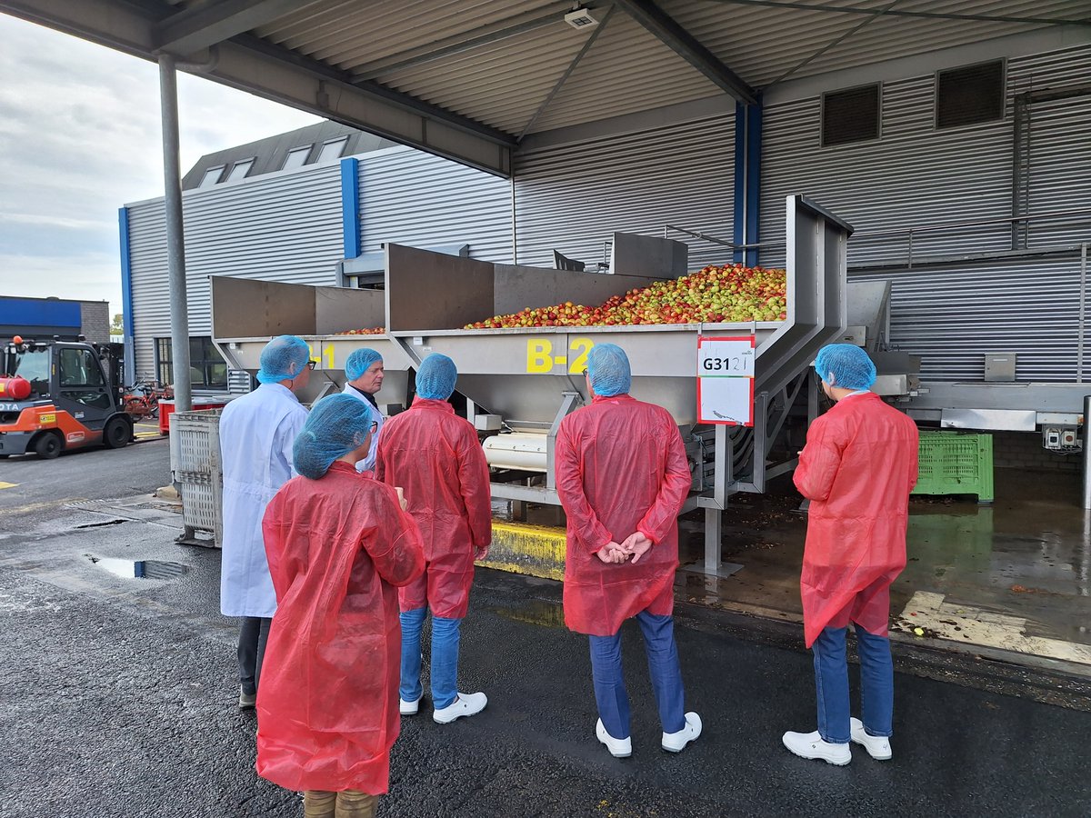 Afgelopen vrijdag ging <a href="/VVD/">VVD</a>-Kamerlid <a href="/ThomvCampen/">Thom van Campen</a> op werkbezoek bij COROOS in Geldermalsen. Daar spraken ze o.a. over de complexiteit van de internationale #agrofoodketen en de dringende behoefte om de #elektrificatie van voedingsmiddelenbedrijven in NL te versnellen. 🌱⚡️🥫🍎