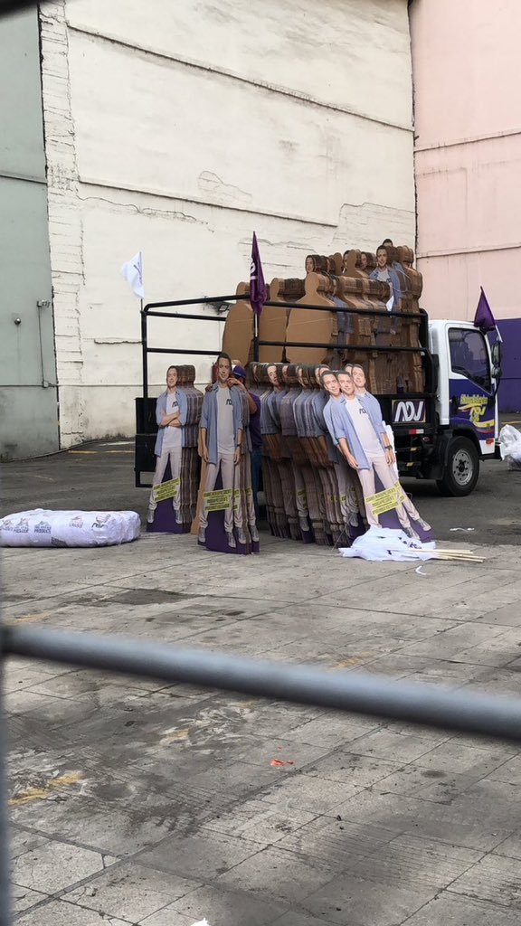 juliovacacela's tweet photo. Un candidato de cartón. Así se percibe Daniel Noboa. Una figura reciclable.

El marketing político vacío se obsesiona con generar movimiento en redes para disimular la ausencia de propuestas en esta campaña electoral intrascendente.