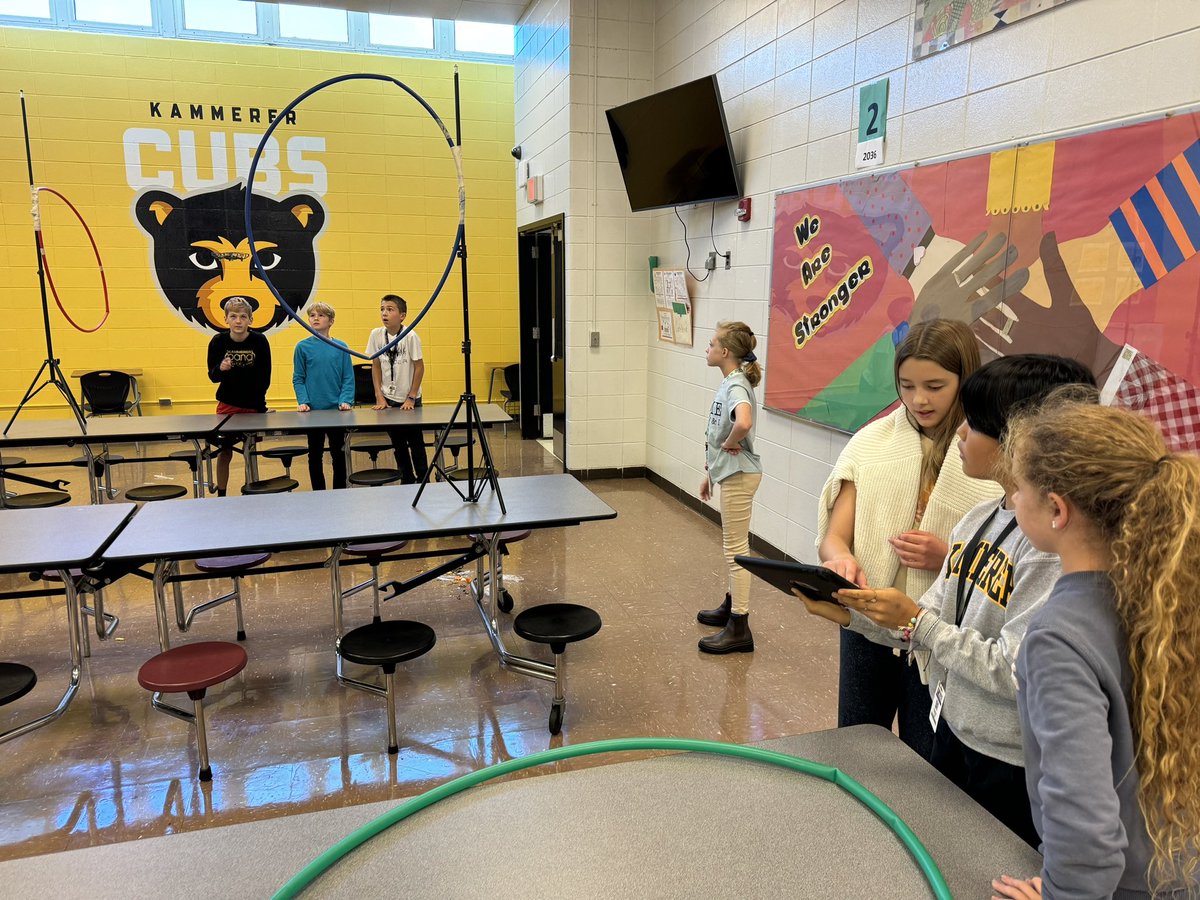 explorekammerer's tweet image. Two of our 6th grade classes joined together to teach each other something new! #DiscoverThePossibilities @ExploreJCPS #FlyingDones #LegoRobotics