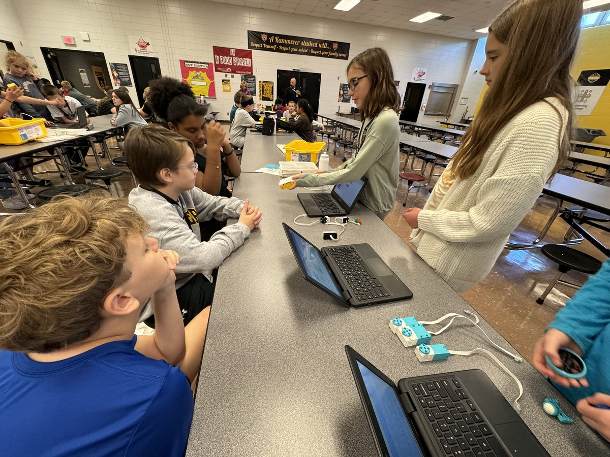 explorekammerer's tweet image. Two of our 6th grade classes joined together to teach each other something new! #DiscoverThePossibilities @ExploreJCPS #FlyingDones #LegoRobotics