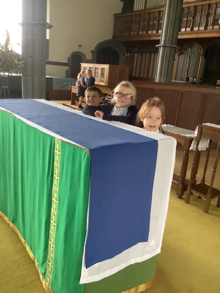 NewquayPrimary's tweet photo. Yesterday Severn class visited St Michael’s Church where they learnt all about forgiveness and saying sorry through the story of the ‘Prodigal Son’. The children were also given the chance to look around the church at things like the alter and font⛪️ https://t.co/8fcSm4JJ68