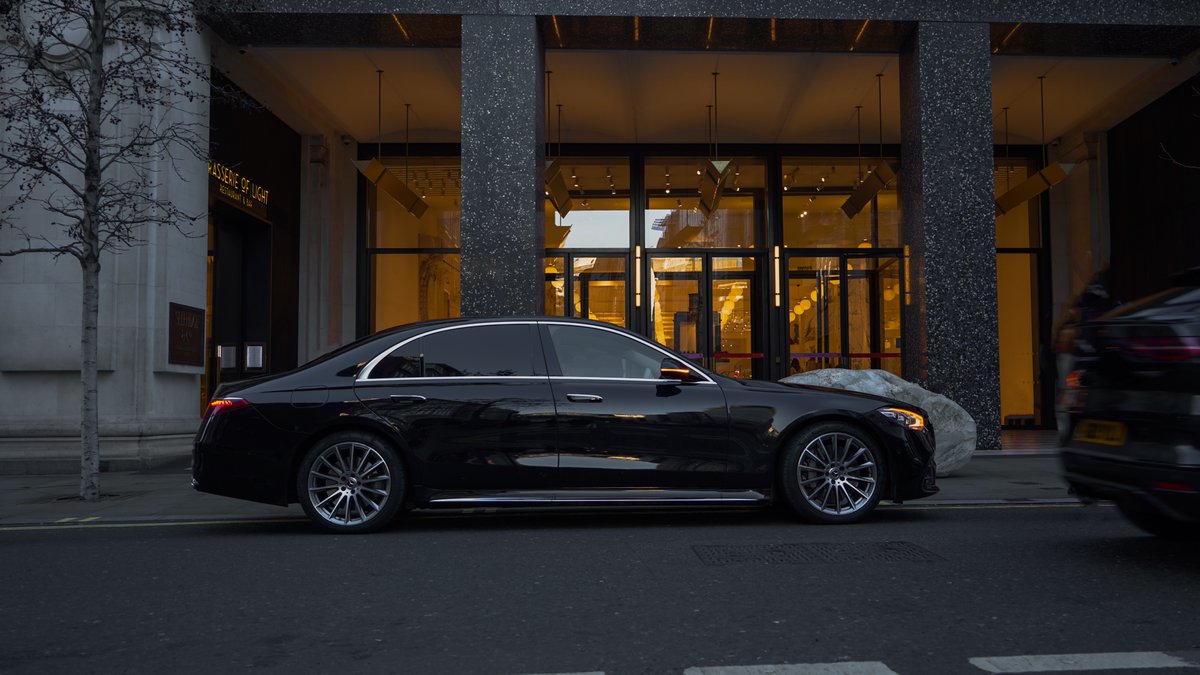 LLCCARS's tweet image. Indulging in retail therapy at Selfridges, with a personal chauffeur adding an extra touch of luxury to the shopping experience. 🛍️🚗

📧 info@llccars.co.uk
📞 02080 041555
🌐 llccars.co.uk

#llccars #londochauffeur  #luxurylife  #vipservice #chauffeurdriven #chauffeurs