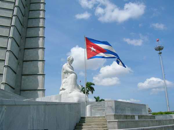 #Fidel:'Esa bandera que con tanto respeto saludamos, con tan merecido y profundo respeto, fue enarbolada la primera vez por los anexionistas y hoy es nuestra bandera soberana porque la hicieron soberana, heroica e inmortal nuestros independentistas a partir de 1868'.
