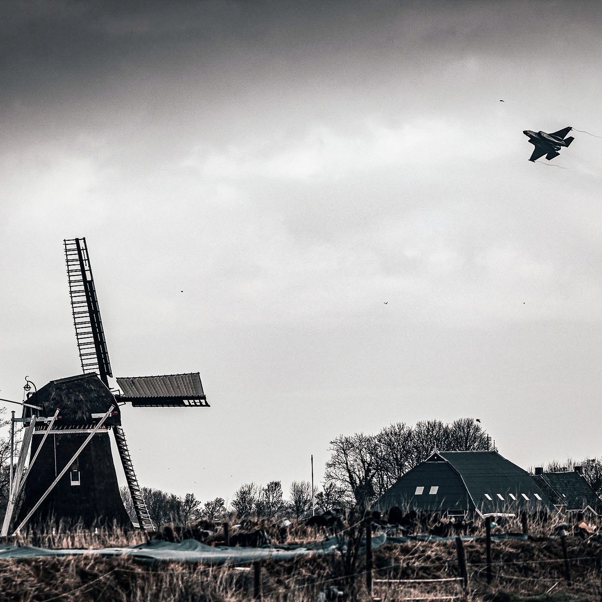 Air defence training over the North Sea

Around 40 aircraft and helicopters from 7 Allies take part in exercise Frisian Flag in 🇳🇱

More info: ac.nato.int/archive/2023/a…