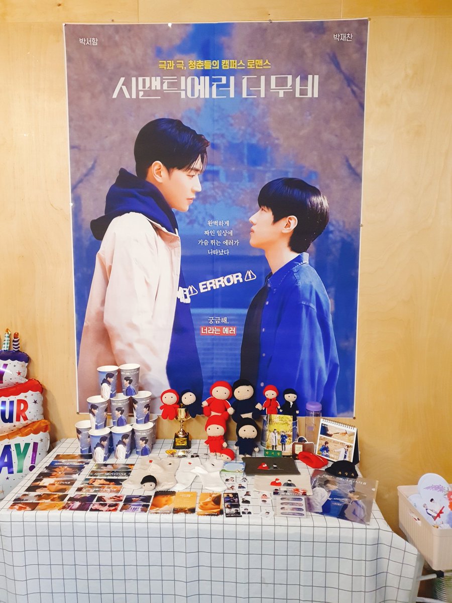 ismybabyhere's tweet photo. 231007토
덕친과 방문한 영에러카페 
처음이라 쭈삣쑥스낯가림max였는데
주최자분들, 휀걸들, 직원분들
다들 친절하셔서 너모 좋았습니다
간만에 드에러 시에러뽕 차서
더더욱 좋았답니다♡
(사진보다 실물이 백배천배 이쁩니다ㅠ)
#230831_시맨틱에러더무비1주년
#시맨틱에러시즌2_오는중 https://t.co/cnVAMQloi2