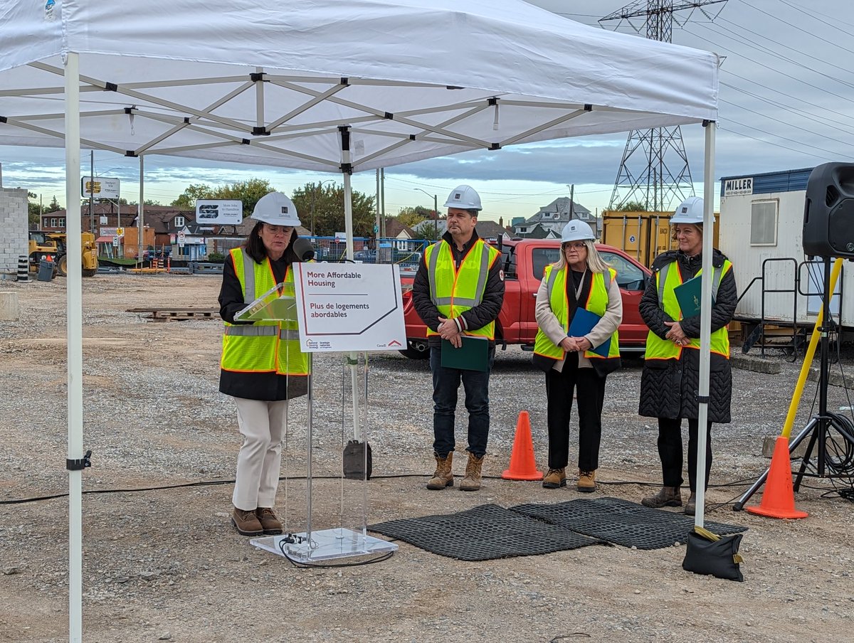 mikejcw's tweet photo. Minister @FilomenaTassi talks about #HamOnts plan to deliver more than 2600 additional permits in Hamilton through city's seven point plan as part of Housing Accelerator Fund that will fast track 100,000 units across country. Hamilton will receive over $90 million in fed funding. https://t.co/tchaefcoA5