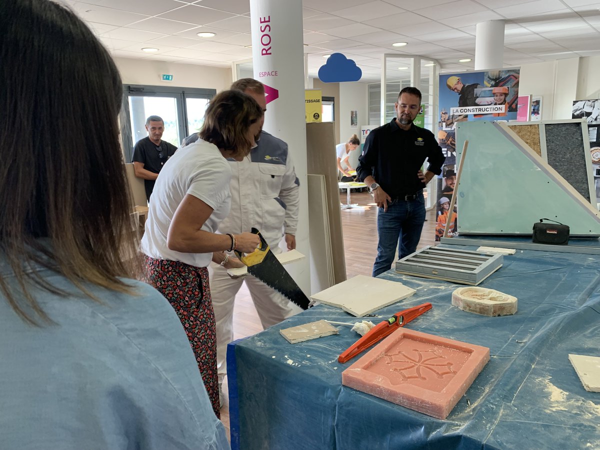 PierreGouzy's tweet photo. #SemaineduBTP 👷♂️: Une agence #Narbonne
"En Chantier"🏗️ et Enchantée d'accueillir le #CFA de Lézignan et @e2cnarbonne 👩👩👧 pour faire découvrir certains Métiers du bâtiment ; 👏 et 🙏 aux équipes mobilisées :@juliebattini11 @VisseqO ✅Reconversion professionnelle ???🤩👷♂️👨🏭 https://t.co/hpwaC3sDpn