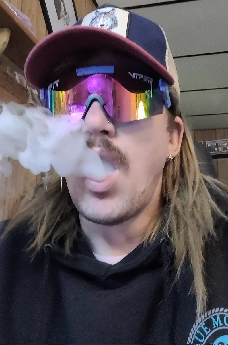 #MulletMan decided he needed Vape Juice and some scratch, so he's overtaking the #Vapeshop IRL at 1030am EST on <a href="/kick/"></a>  Hide the 6 packs and Billy Ray cassettes he's at it again smfh.