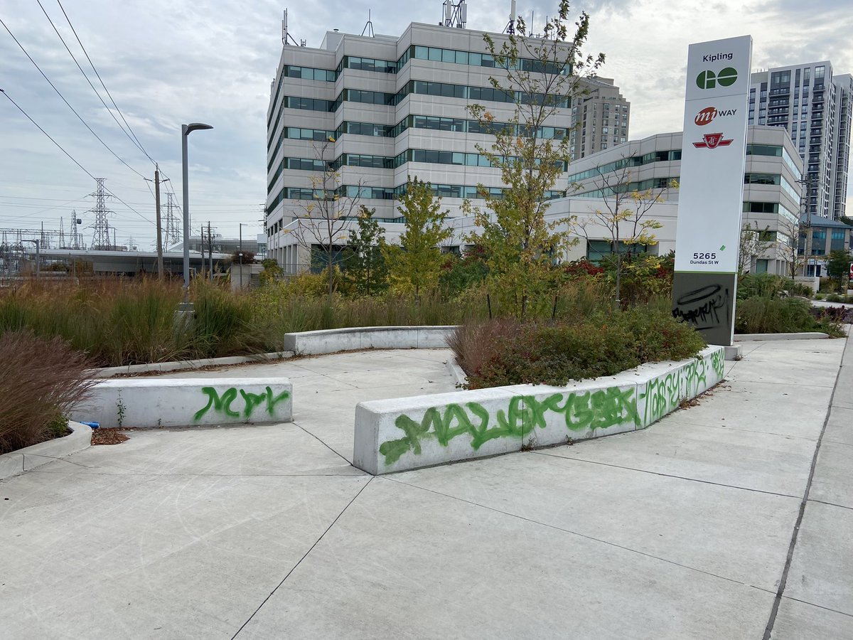 Justin_TO_Hiker's tweet photo. @311Toronto Large amount of graffiti at Kipling station Green P at S/W corner of Acorn &amp; Dundas W.  Metrolinx or City jurisdiction? https://t.co/eJezw5OUXP